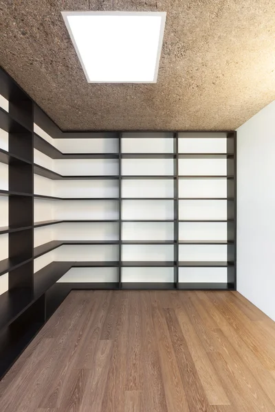 Kitaplık ile ev, boş oda — Stok fotoğraf