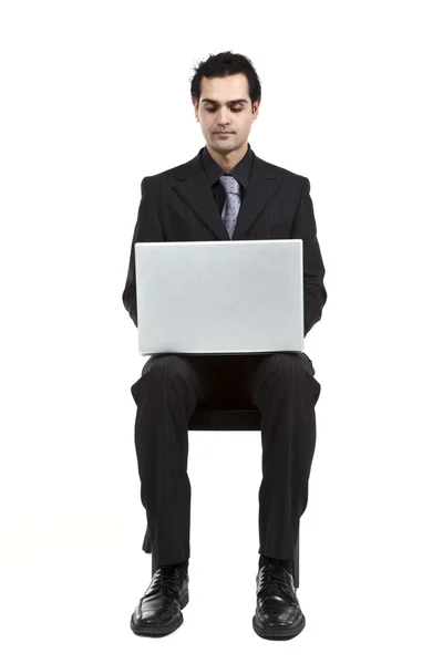 Obchodní muž s přenosným počítačem — Stock fotografie