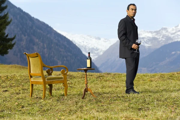 Weird elegant wine's expert into the wild — Stock Photo, Image