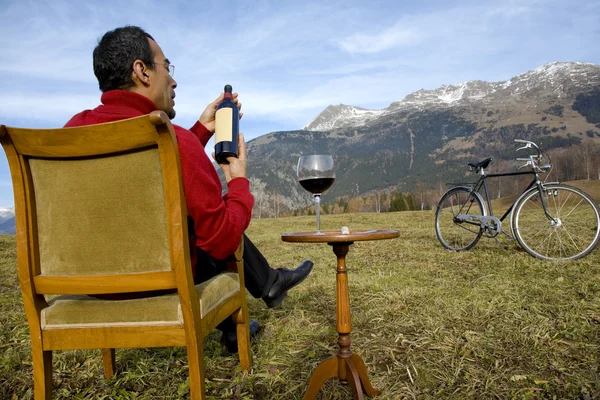 Weird elegant wine's expert into the wild — Stock Photo, Image