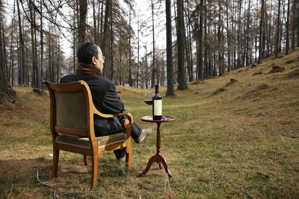 Weird elegant wine's expert into the wild — Stock Photo, Image