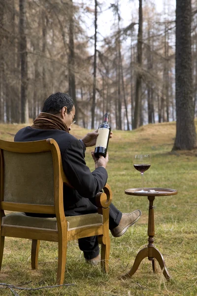 Eleganter Weinkenner in freier Wildbahn — Stockfoto