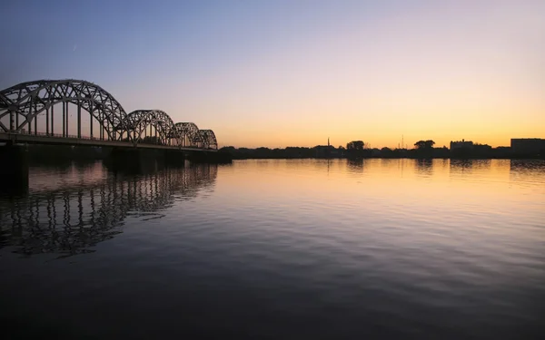 Nádherný most v Riga Lotyšsko — Stock fotografie