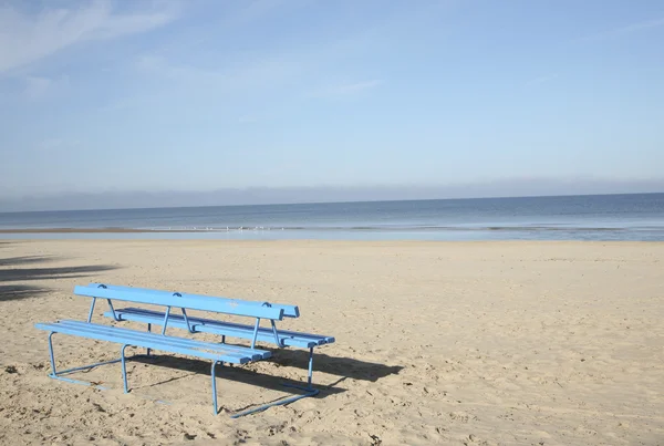 在海边沙滩上的长椅上 — 图库照片