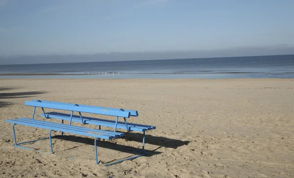 Скамейка на пляже у моря — стоковое фото