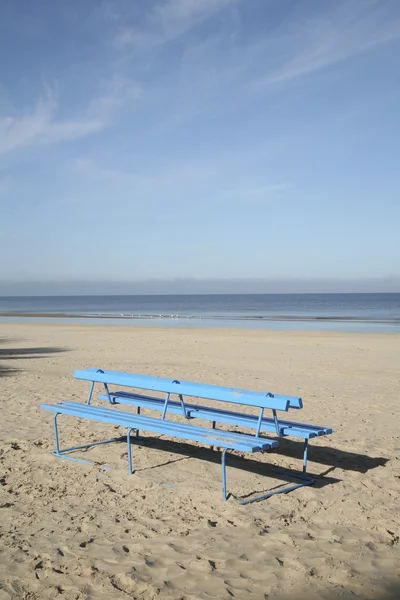 海のビーチでベンチ — ストック写真