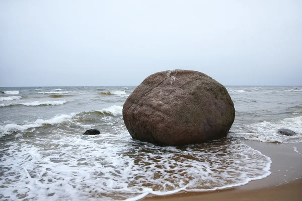 Praia natural selvagem junto ao mar — Fotografia de Stock