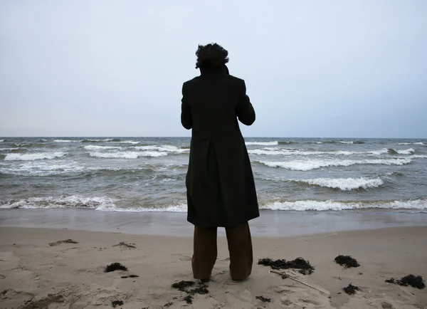 Homem de volta na praia — Fotografia de Stock