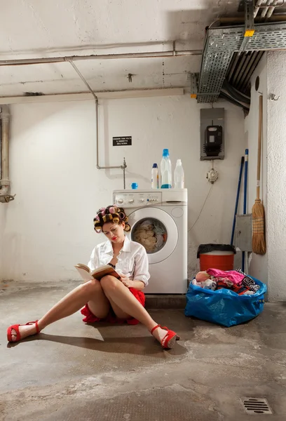 Ama de casa aburrida en la lavandería —  Fotos de Stock