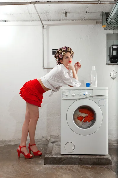 Znudzona gospodyni w pralni — Zdjęcie stockowe