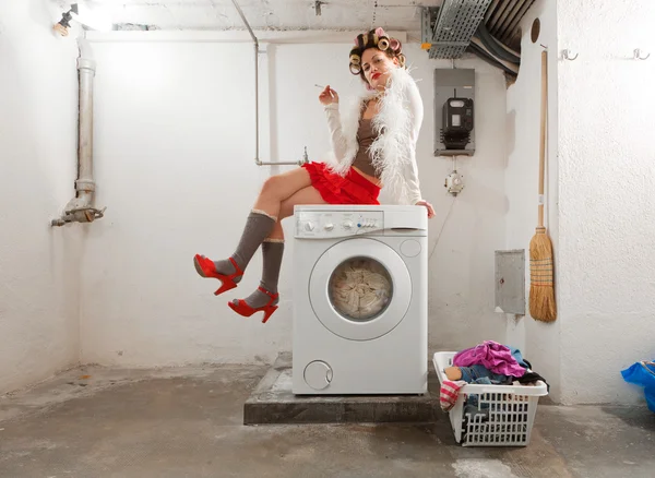 Femme au foyer ennuyé dans la blanchisserie — Photo