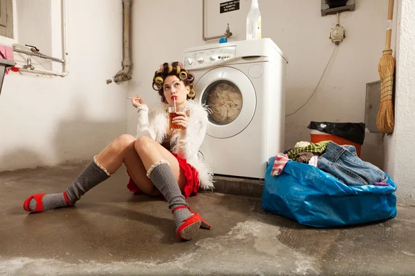 Dona de casa entediada na lavanderia — Fotografia de Stock