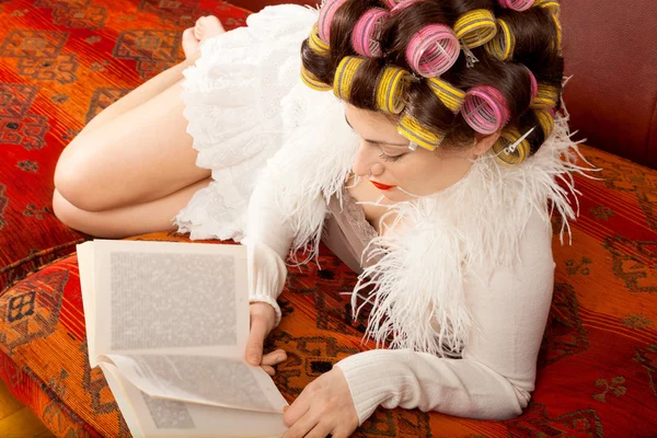 Donna che legge sul divano — Foto Stock