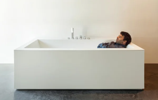 Interior, bañera blanca con hombre — Foto de Stock