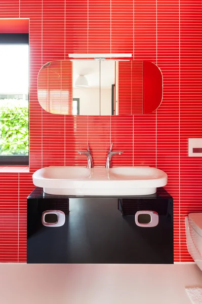 现代红色浴室 — 图库照片