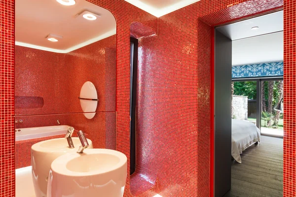 モダンな赤のバスルーム — ストック写真