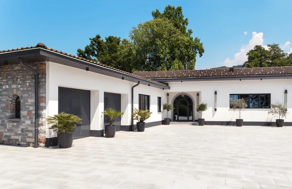 Beautiful white house, outdoor — Stock Photo, Image