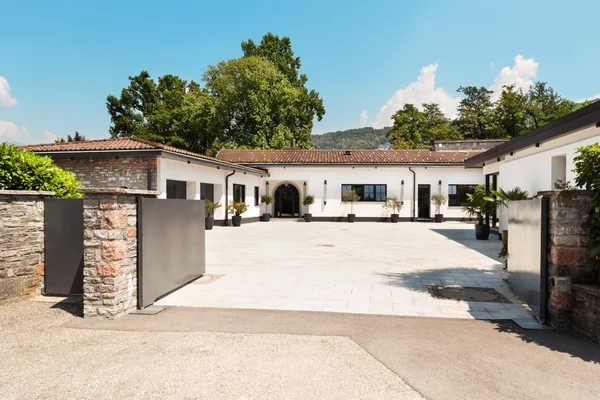 Hermosa casa blanca, al aire libre —  Fotos de Stock