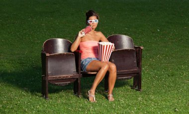 Patlamış Mısır ile bir kız portresi