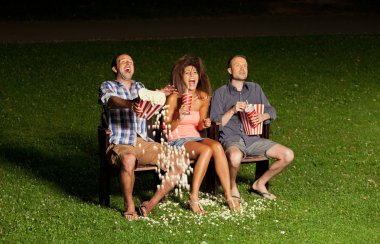 üç arkadaş bir film izlerken