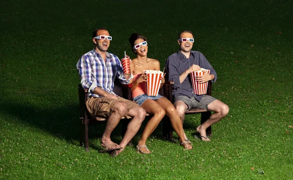 üç arkadaş bir film izlerken