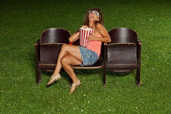 Portrait d'une fille avec du pop-corn — Photo