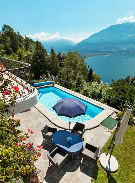 Casa, terraza con piscina — Foto de Stock
