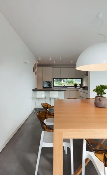 Intérieur, vue sur la table à manger — Photo