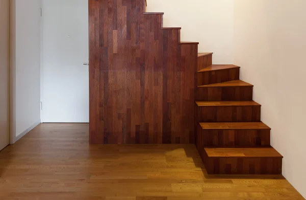 Intérieur, escalier en bois franc — Photo