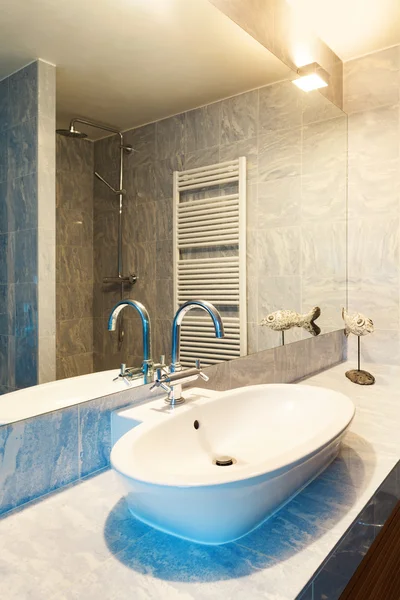 Intérieur, salle de bain bleue — Photo