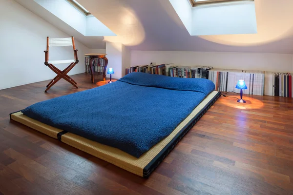 Sovrum i ett loft — Stockfoto