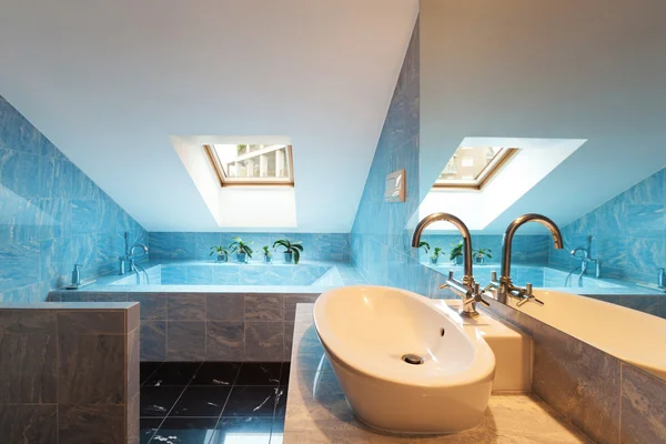 室内，蓝色的浴室 — 图库照片