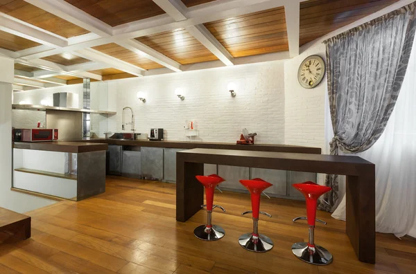 Schöner Dachboden, offene Küche — Stockfoto