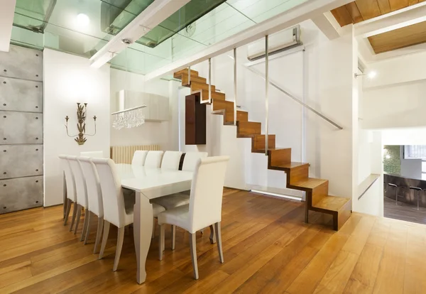 Intérieur, grand loft, salle à manger — Photo