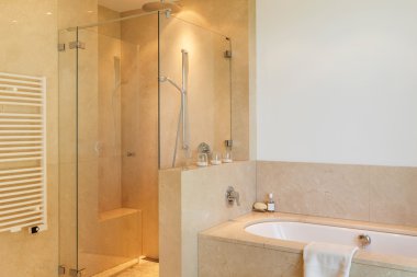 İç, konforlu mermer banyo 