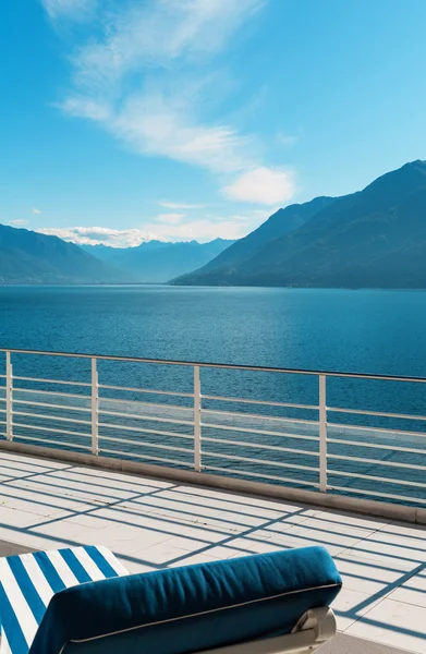 Terrasse eines Penthauses am See — Stockfoto