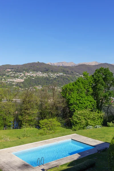 Fuera de la casa moderna en verano, piscina — Foto de Stock