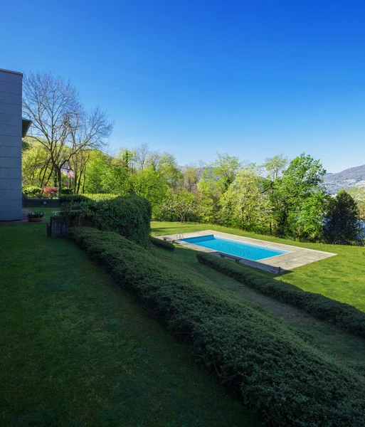 Outside of modern house in summer, swimming pool — Stock Photo, Image