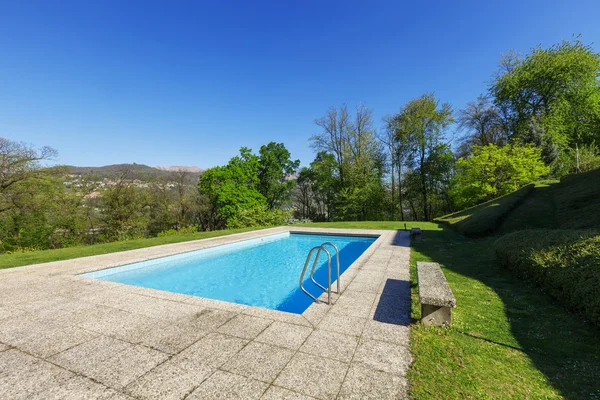 Außerhalb des modernen Hauses im Sommer, Schwimmbad — Stockfoto