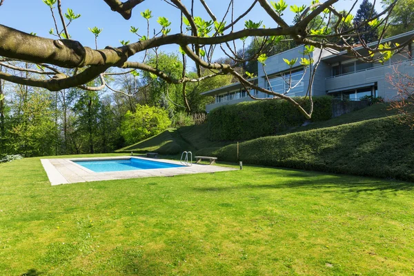 Buiten moderne huis in de zomer, Zwembad — Stockfoto