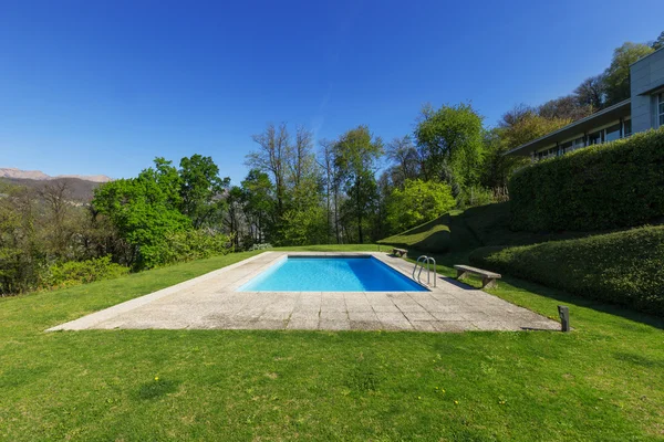 Fuera de la casa moderna en verano, piscina — Foto de Stock