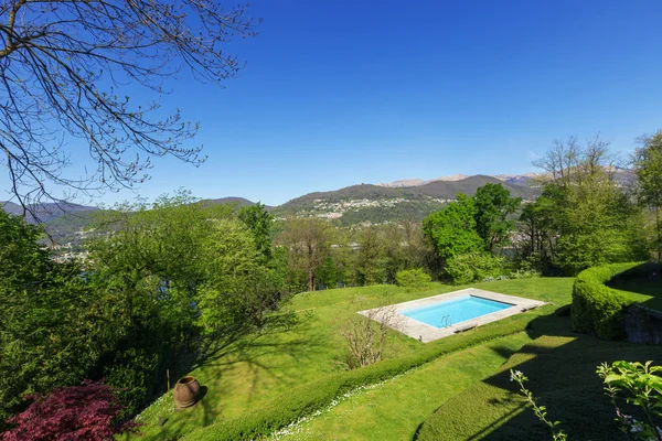 Outside of modern house in summer, swimming pool — Stock Photo, Image