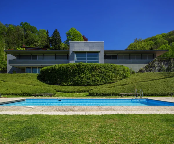 Utanför modernt hus i sommar, simbassäng — Stockfoto