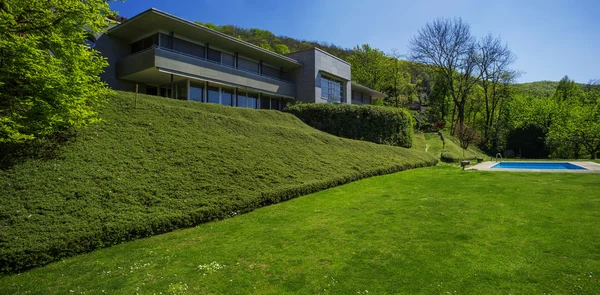 Utanför modernt hus i sommar, simbassäng — Stockfoto