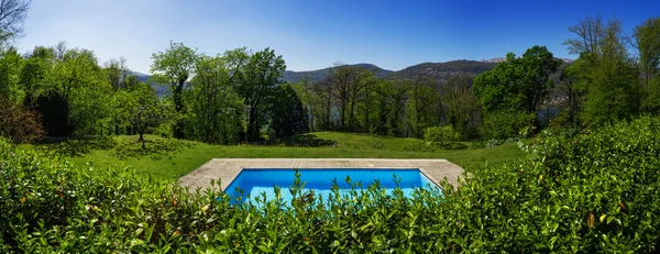 Fora da casa moderna no verão, piscina — Fotografia de Stock