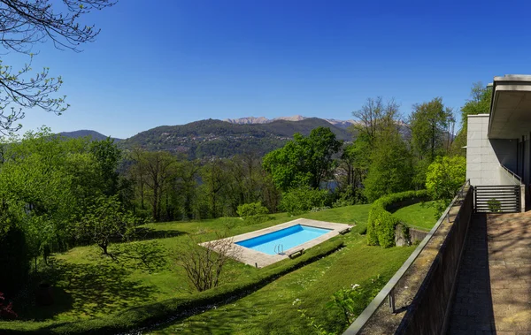 Fuera de la casa moderna en verano, piscina — Foto de Stock