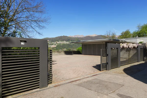 Outside of modern house in summer — Stock Image Outside of modern house in summer Stock Image