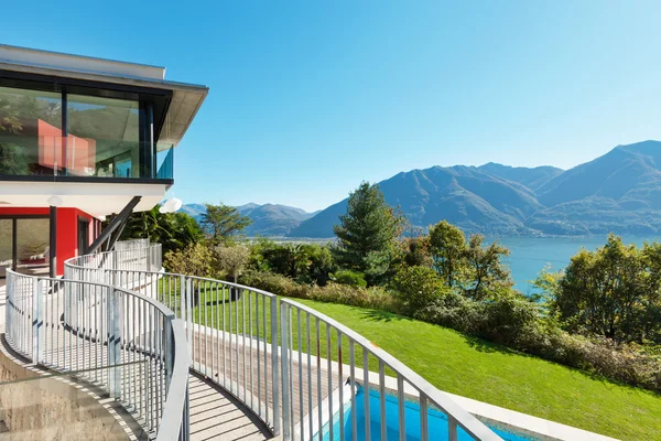 Modern villa with pool — Stock Photo, Image