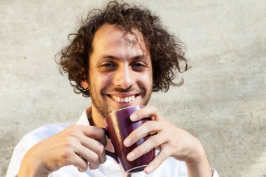 neşeli genç adam portresi