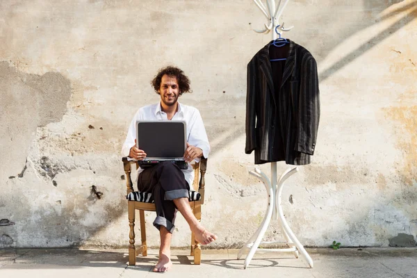 Retrato de hombre con un portátil — Foto de Stock